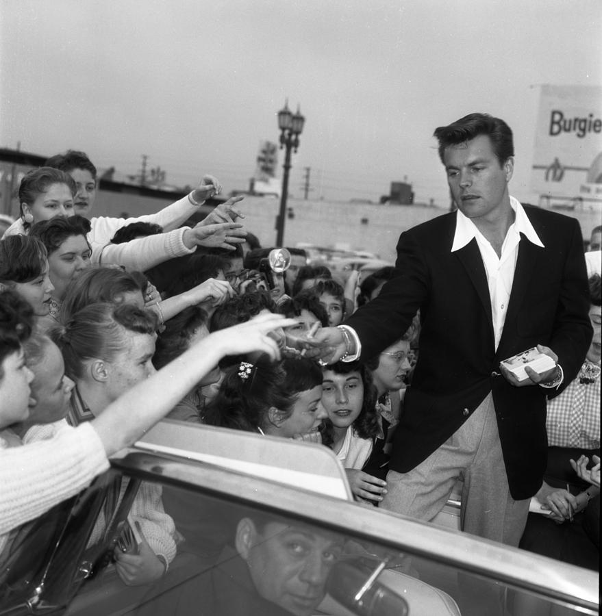 Robert Wagner With Fans #1 Photograph by Michael Ochs Archives