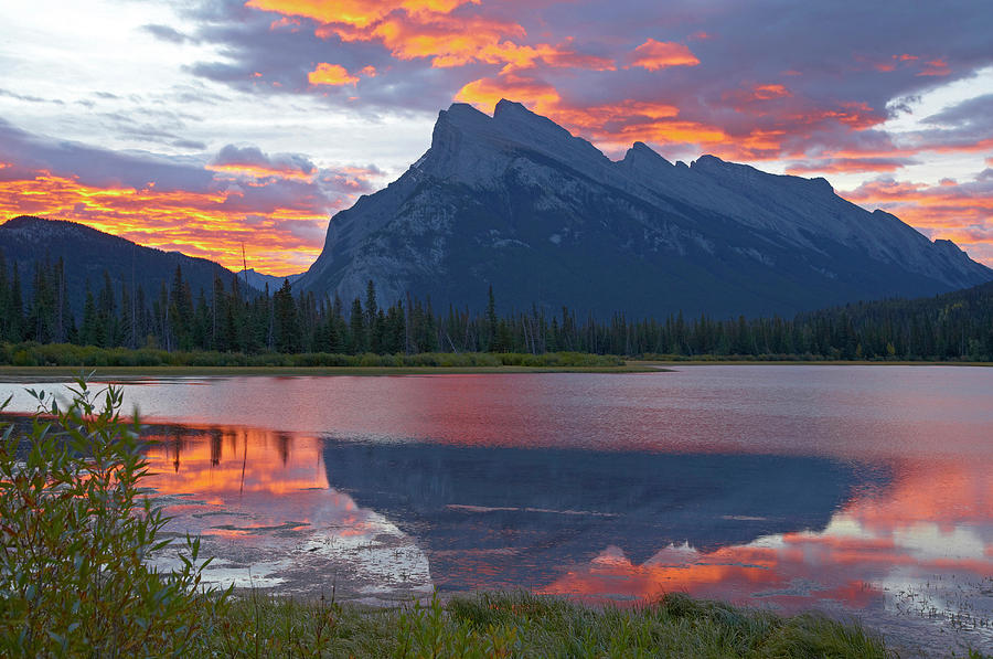 Sunrise At Vermillion Lakes And Mount Rundle, Banff, Banff National ...