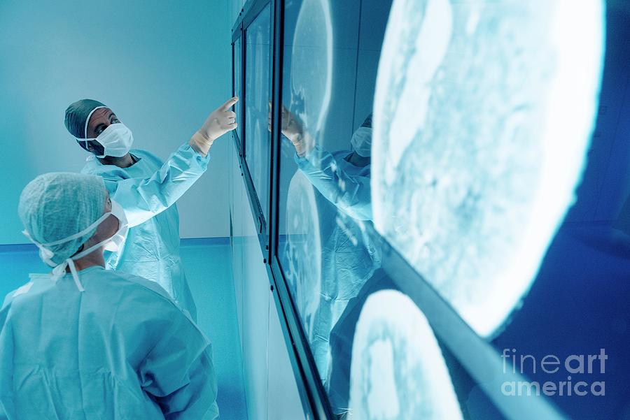 Surgeons Looking At Mri Scans During Surgery #1 Photograph by Science Photo Library