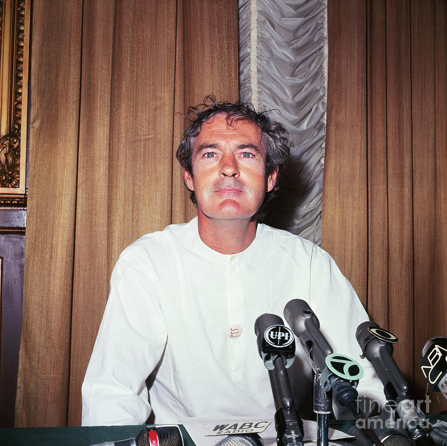 Timothy Leary At Press Conference #1 Photograph by Bettmann