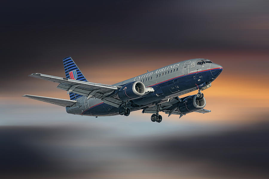 United Airlines Mixed Media - United Airlines Boeing 737-522 by Smart Aviation