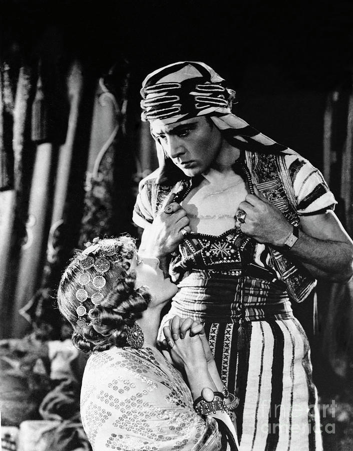 Vilma Banky And Rudolph Valentino #1 Photograph by Bettmann