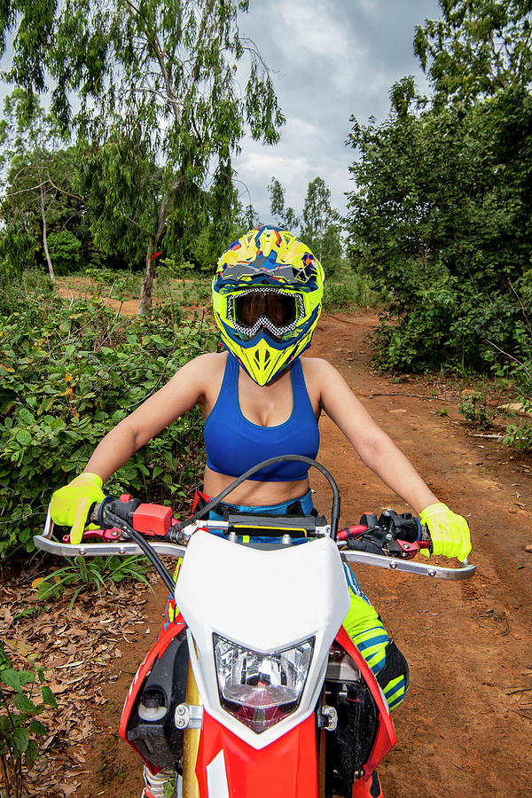 A girl dirt clearance bike