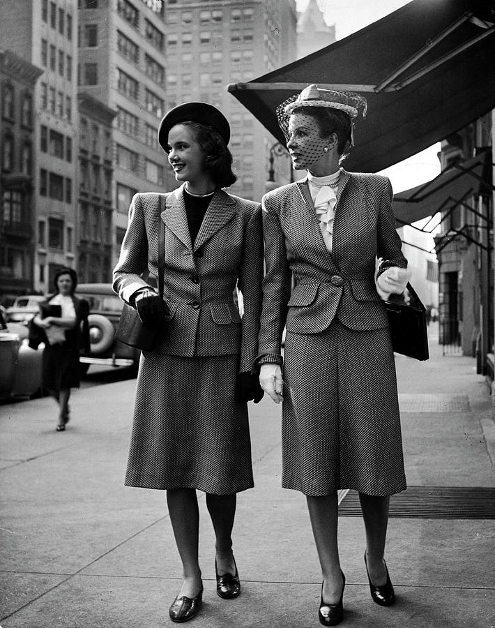 Women modeling the new American Look #2 Photograph by Nina Leen