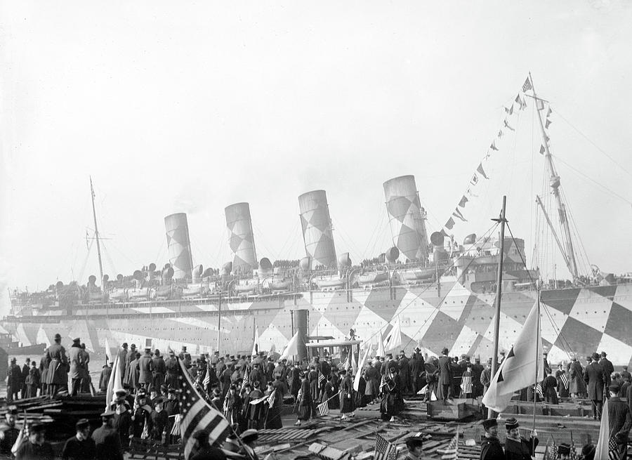 Wwi, Rms Mauretania, Dazzle Camouflage #1 Photograph by Science Source