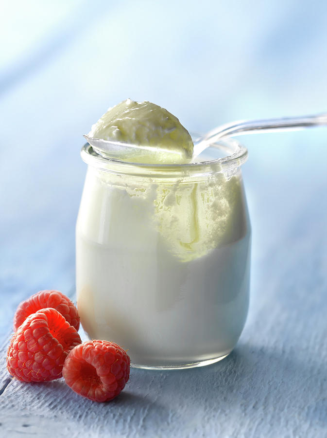 Yaourt Entame Et Framboises Open Yoghurt In A Glass Pot And Raspberries ...