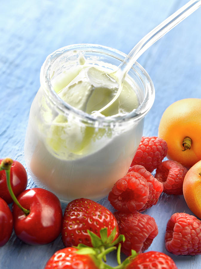 Yaourt Entame Et Fruits Open Yoghurt In A Glass Pot And Fruit ...