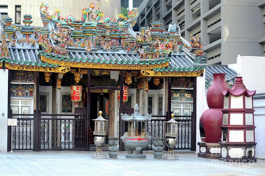 Yueh Hai Ching Teochew Chinese Taoist temple Phillip Street Singapore #2 Photograph by Imran Ahmed