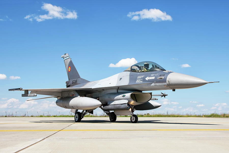 Rumunija kupuje 32 polovna F16 za 354 miliona eura - Page 2 10-romanian-air-force-f-16am-fighting-daniele-faccioli