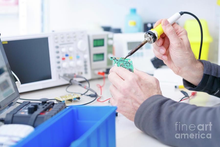 Repair Photograph - Electronics Laboratory by Wladimir Bulgar/science Photo Library Repair Photograph - Electronics Laboratory by Wladimir Bulgar/science Photo Library