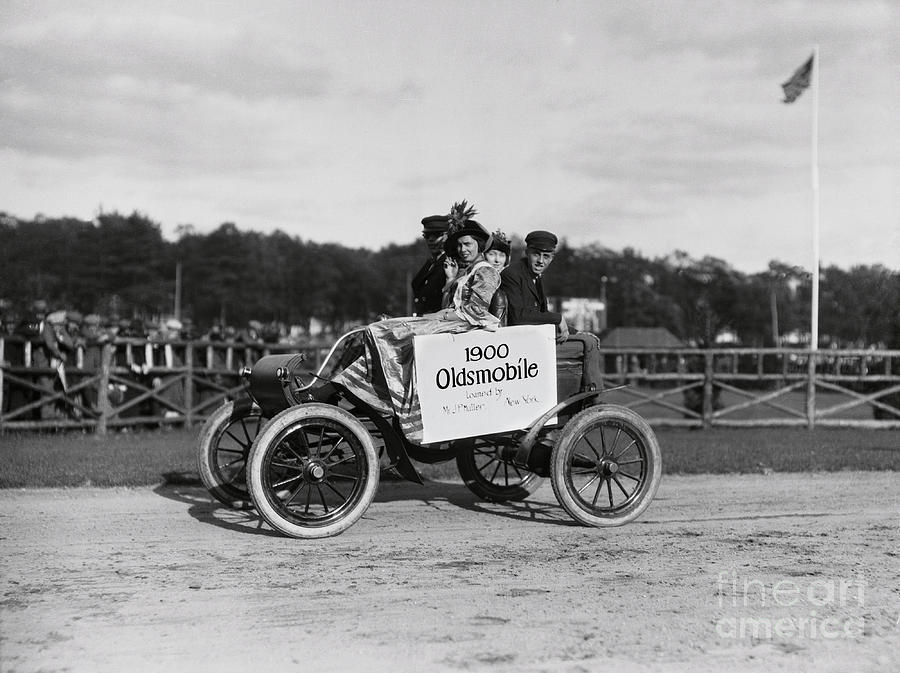1900 Oldsmobile Photograph by Bettmann