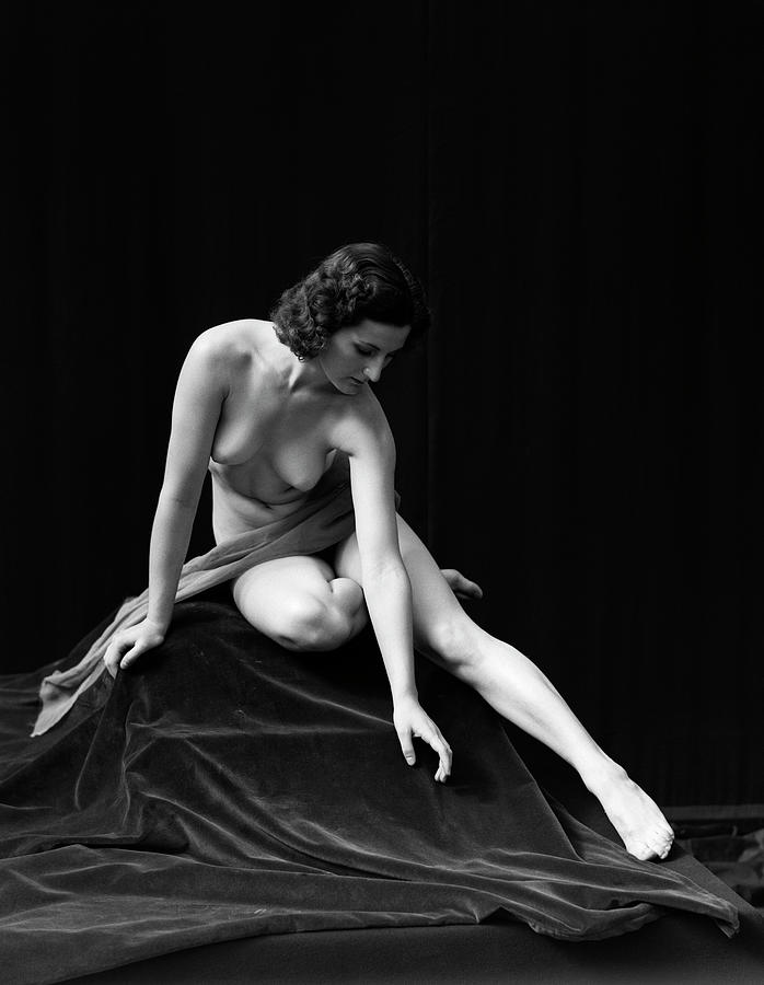 1920s Nude Woman Classical Pose Bending Photograph by Vintage Images
