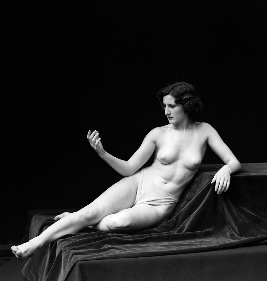 1920s Vintage Nude Black - 1920s Woman Classical Reclining Nude Photograph by Vintage Images - Pixels