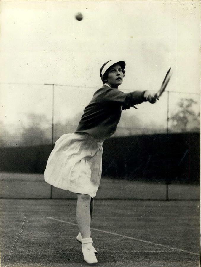 1927 - Mrs Wills Moody Practicing At Wimbledon Photograph by Photo File ...