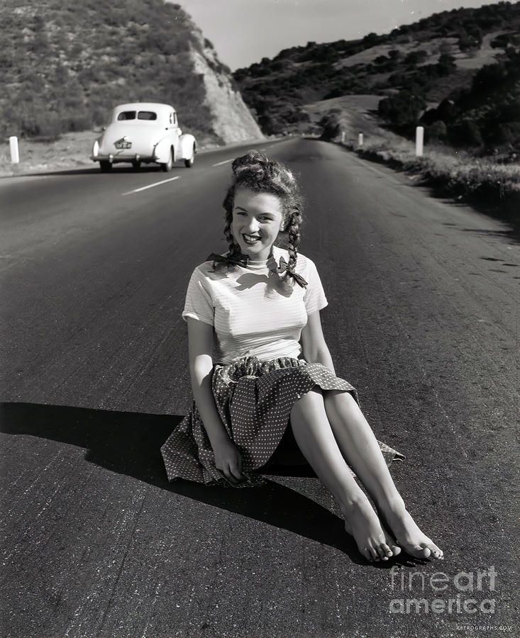 1940s Image Of Marilyn Monroe On Roadside Photograph by Retrographs