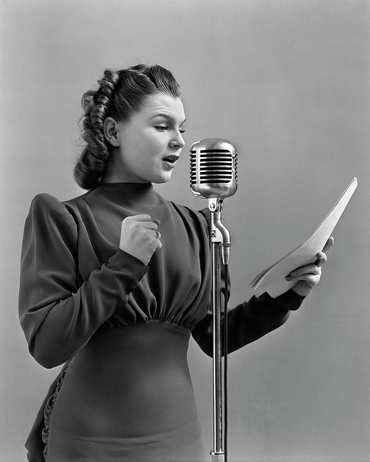 1940s Young Woman Speaking Photograph by Vintage Images