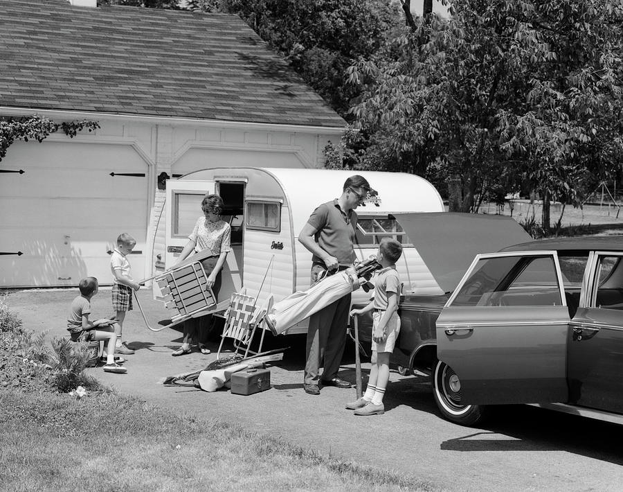 1960s Family Of 5 Loading Car & Trailer Painting by Vintage Images 1960s Family Of 5 Loading Car & Trailer Painting by Vintage Images