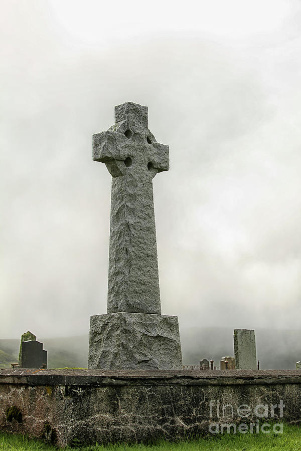 Cross Photograph - Cross at grave Flora MacDonald by Patricia Hofmeester