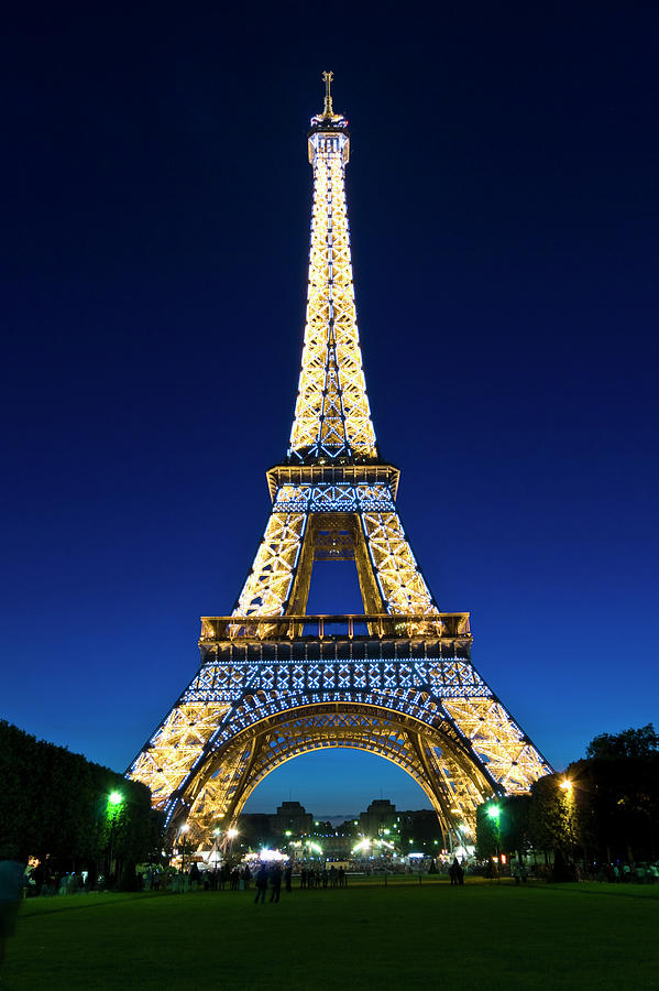 France The Eiffel Tower / Eiffel Tower Paris With French Flag In Bright ...