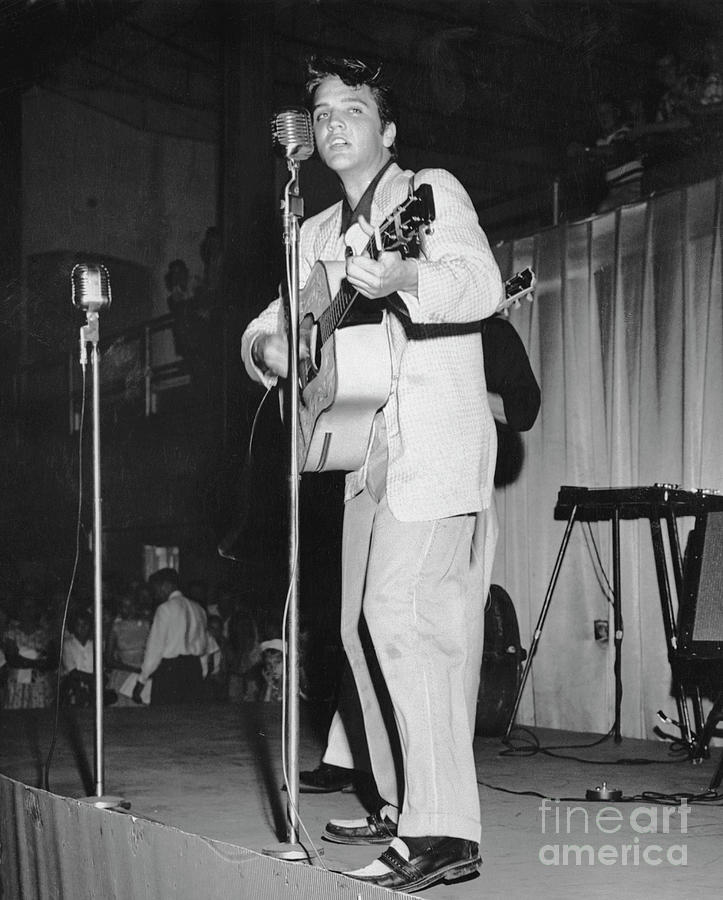 Elvis Presley Singing #2 Photograph by Bettmann