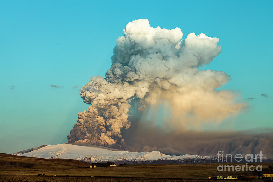 Eyjafjallajokull Volcano Erupting #2 Photograph by Olivier Vandeginste/science Photo Library
