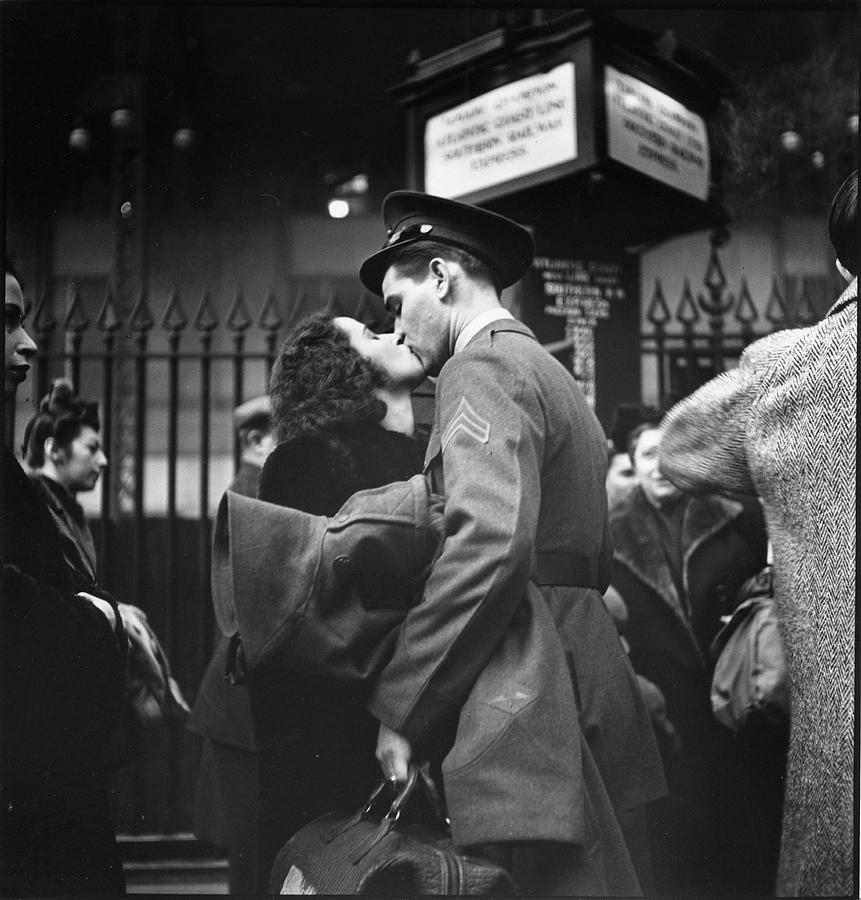 Farewell Kiss #2 Photograph by Alfred Eisenstaedt