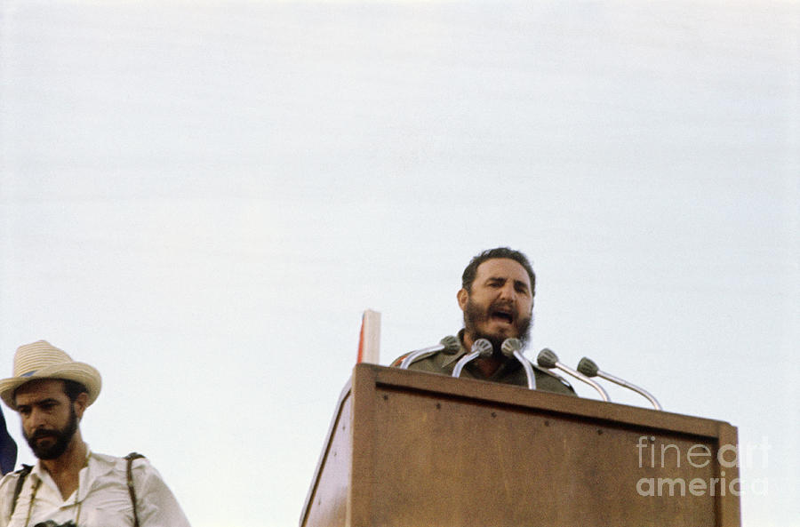 Fidel Castro Speaking At Podium #2 Photograph by Bettmann