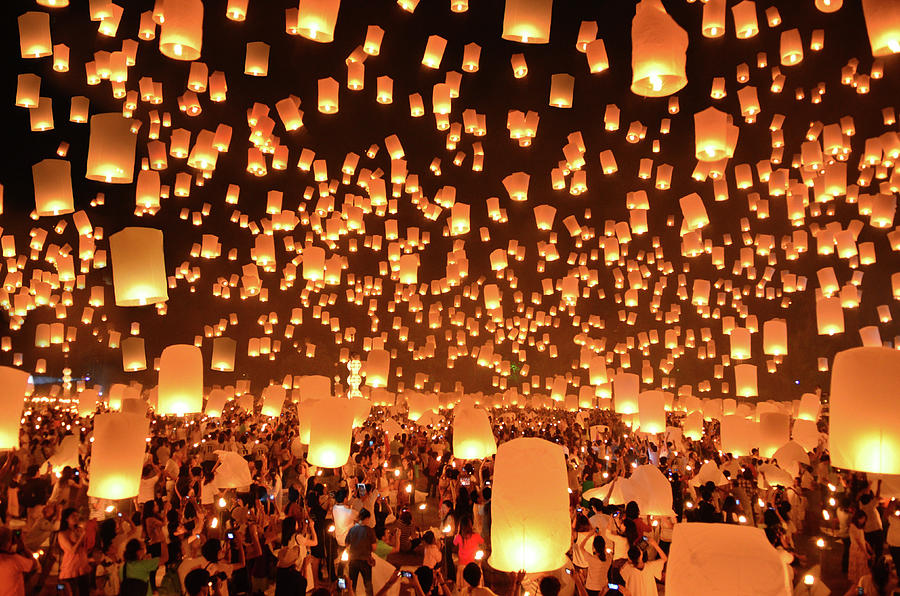 bande festspil vinde Floating Lanterns Yi Peng In Thailand by Nanut Bovorn