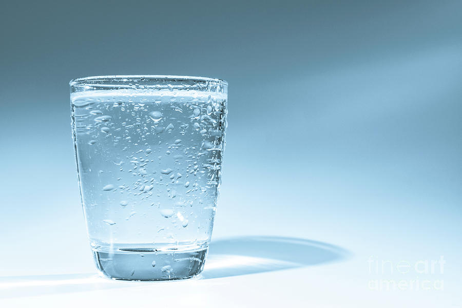 https://images.fineartamerica.com/images/artworkimages/mediumlarge/2/2-glass-of-water-with-condensation-wladimir-bulgarscience-photo-library.jpg
