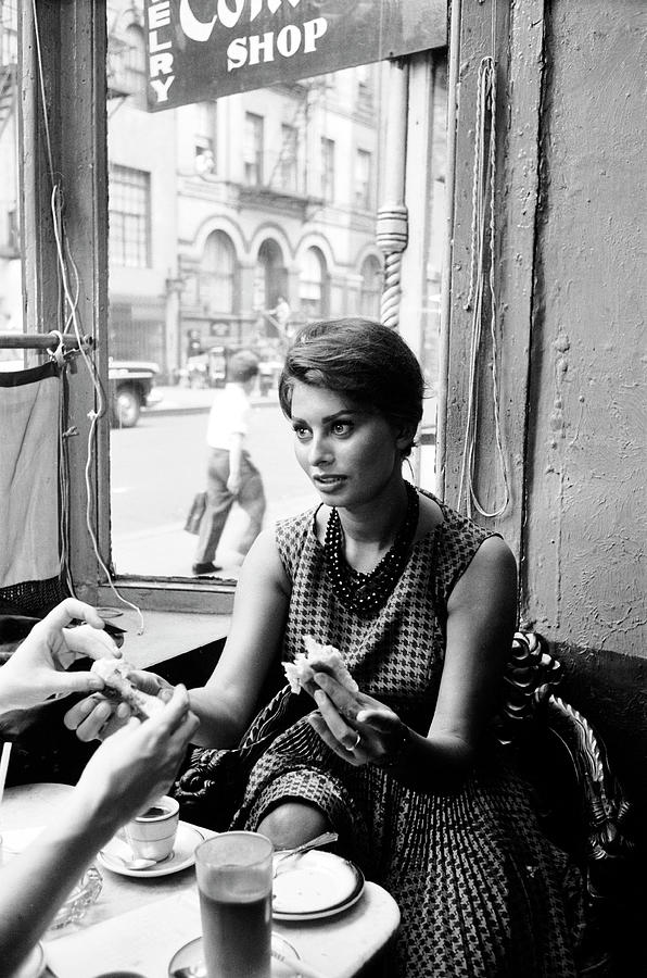 Sophia Loren Photograph - Loren In New York Cafe #2 by Peter Stackpole
