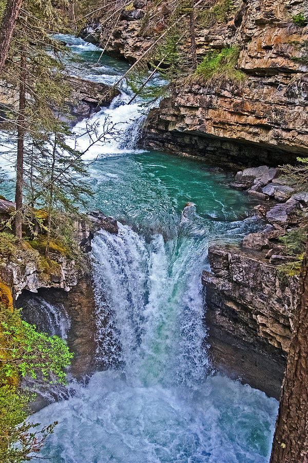 Lower Falls in Johnston Canyon in Banff National Park, Alberta , Canada ...