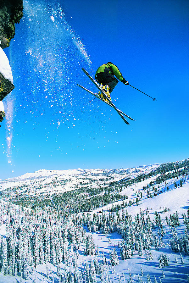 Man Skiing Photograph by Digital Vision. Man Skiing Photograph by Digital Vision.