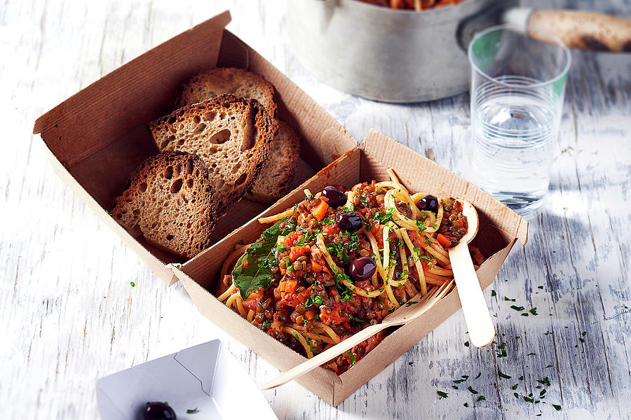 Pasta Box De Spaghettis A La Bolognaise De Lentilles Spaghettis With ...