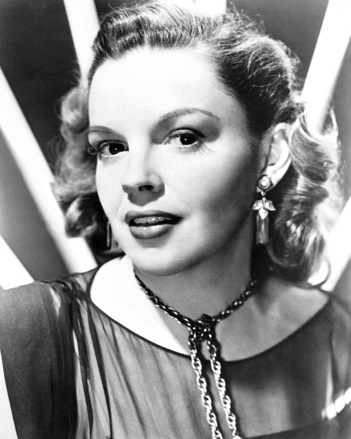 Portrait Of Judy Garland Photograph by Globe Photos - Fine Art America