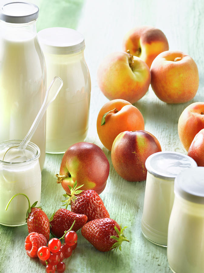 Pots De Yaourt En Verre Et Fruits Yoghurts In Glass Pots,milk In Glass ...