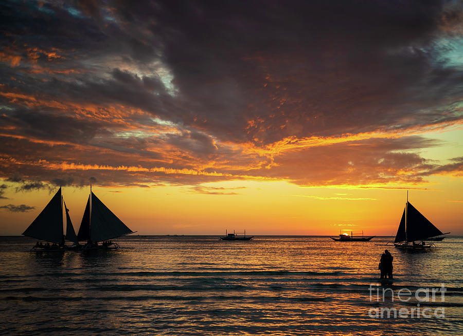 Sunset With Sailing Boats And Tourists In Boracay Island Philipp ...