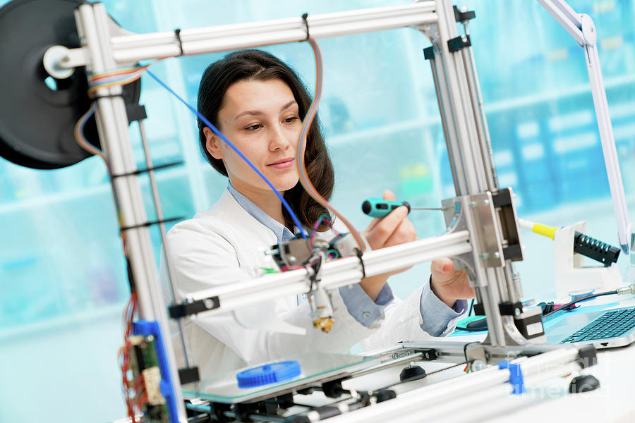 Technician Working On 3d Printer Photograph by Wladimir Bulgar/science