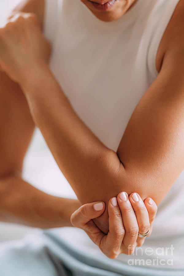 Woman With Painful Elbow #2 Photograph by Science Photo Library Woman With Painful Elbow #2 Photograph by Science Photo Library