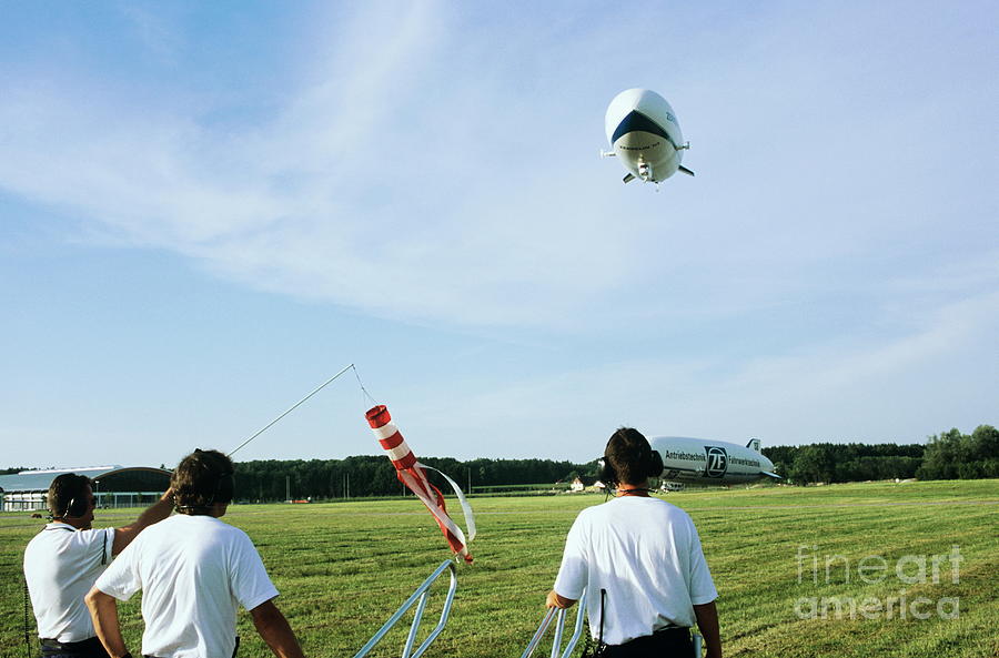 Zeppelin Nt In Flight #2 Photograph by Philippe Psaila/science Photo Library