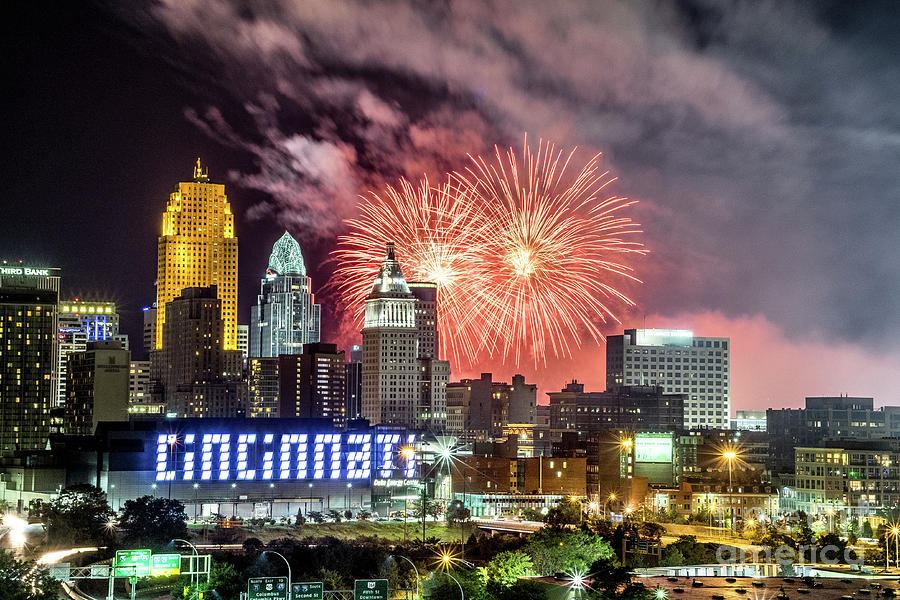 2017 Cincinnati Ohio WEBN Fireworks Skyline Photograph by Dave Morgan