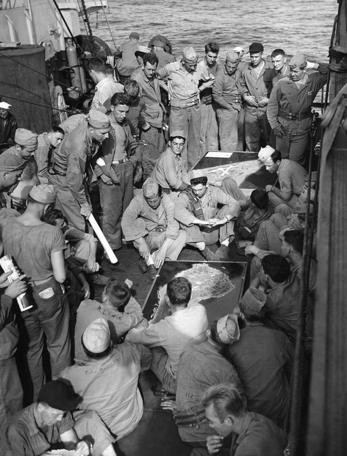 Iwo Jima, 1945 Photograph by Granger - Fine Art America