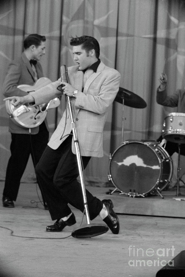 Elvis Presley Performing #3 Photograph by Bettmann