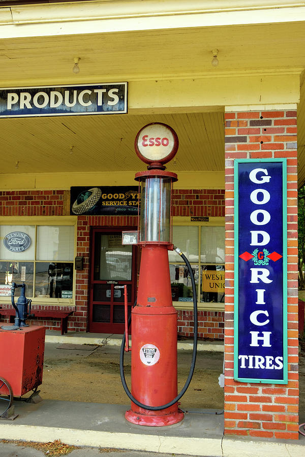 Former Tidewater Oil Company Service Station, Buckley Hall Road