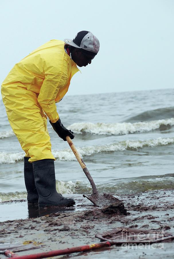 Gulf Of Mexico Oil Spill Clean-up #3 Photograph by U.s. Coast Guard/science Photo Library