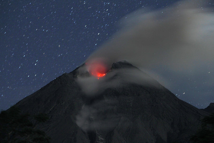 Mount Merapi Volcano Spews Smoke Photograph By Beawiharta Beawiharta 