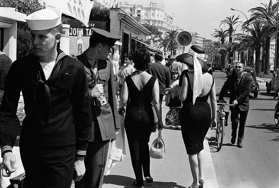 Black And White Photograph - Cannes Film Festival #4 by Paul Schutzer