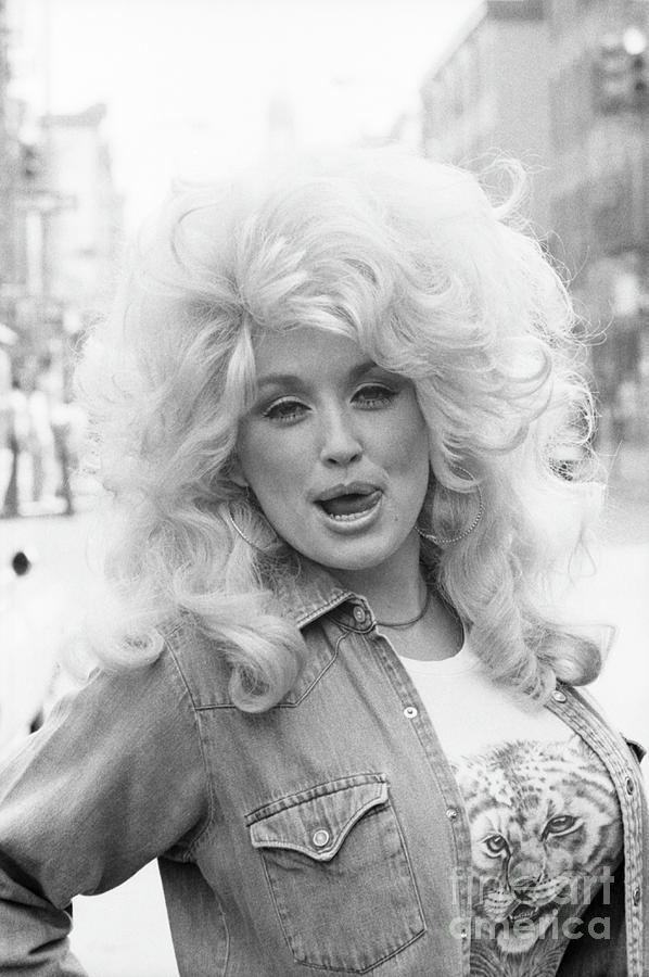 Dolly Parton Photograph - Dolly Parton In Nyc #4 by The Estate Of David Gahr