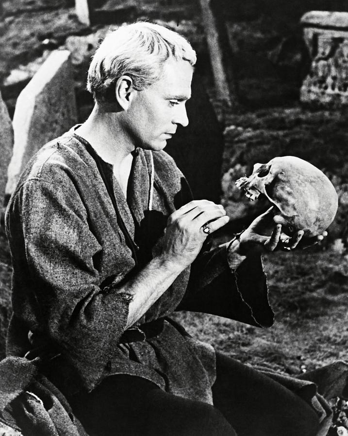 LAURENCE OLIVIER in HAMLET -1948-. #4 Photograph by Album