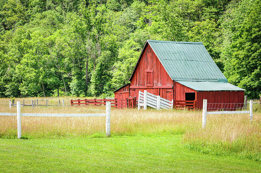 Weathered Red Broken Gable Roof Barn, Shenandoah Valley, Virginia ...