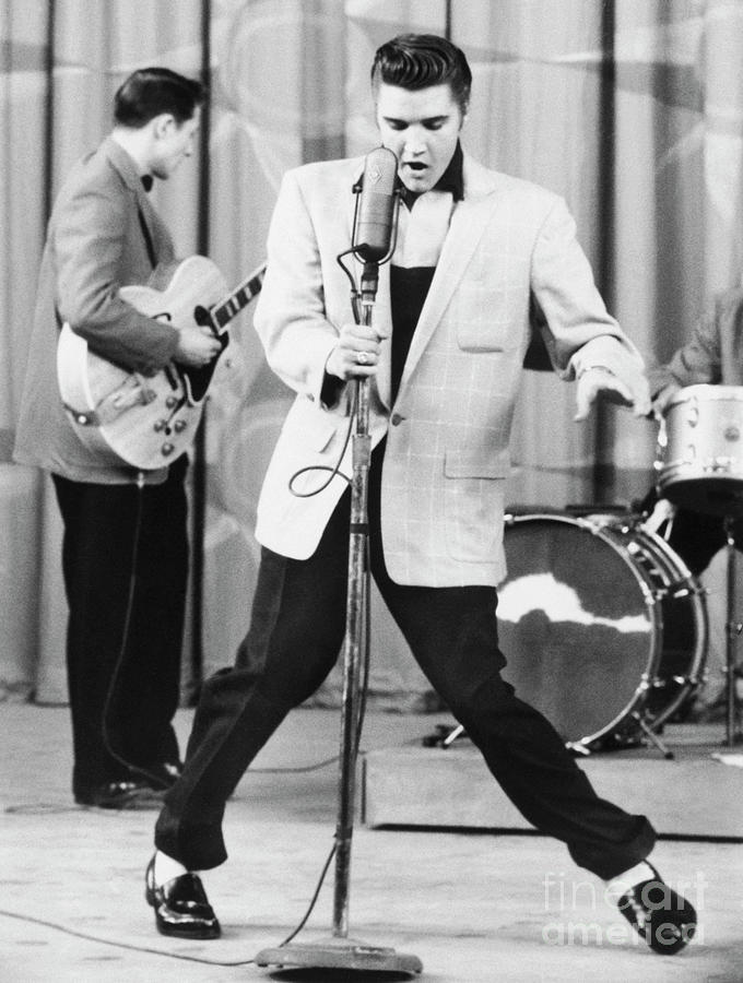 Elvis Presley Photograph - Elvis Presley Performing #5 by Bettmann